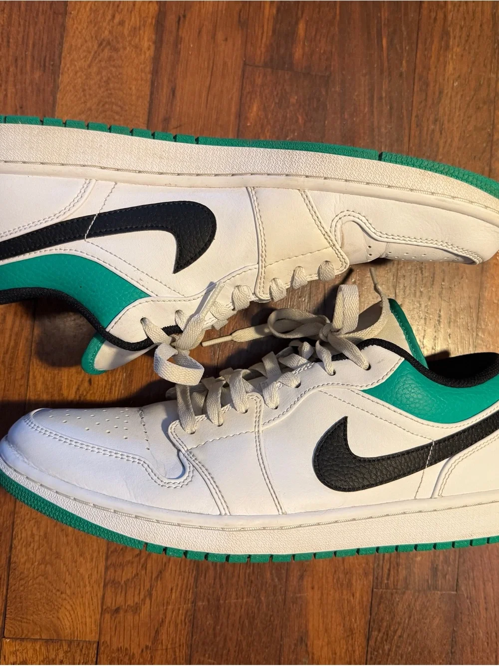 Jordan 1 Lows in Green and White - Picture 4 of 8